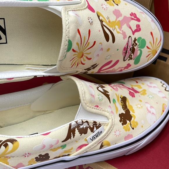 Vans Women’s Classic Slip-On Get Outdoors Classic White 
VN000BVZFRL
Sneakers - Picture 14 of 16